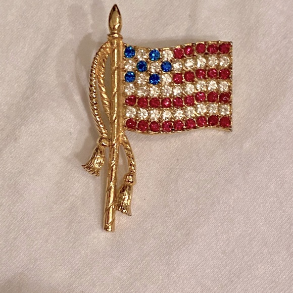 🍀Vintage Gold Tone American Flag Brooch with Red, White & Blue Rhinestones. - Picture 1 of 6
